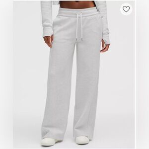 Lululemon Scuba Mid-Rise Wide-Leg Pant
SHORT